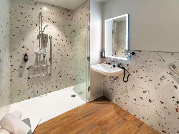Bathroom 3, ibis Styles Strasbourg Centre République, Bas-Rhin