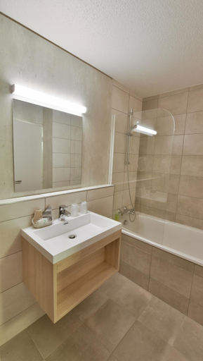 Bathroom 2, Brit Hotel Landivisiau, Finistère