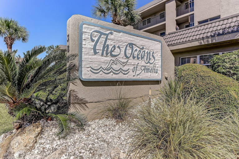 Exterior & Views 2, Gorgeous Oceanfront Views Condo with On Site Pool and Fully Covered Parking by RedAwning, Nassau