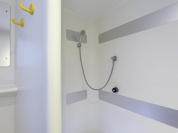 Bathroom 5, hotelF1 Les Ulis Courtaboeuf, Essonne