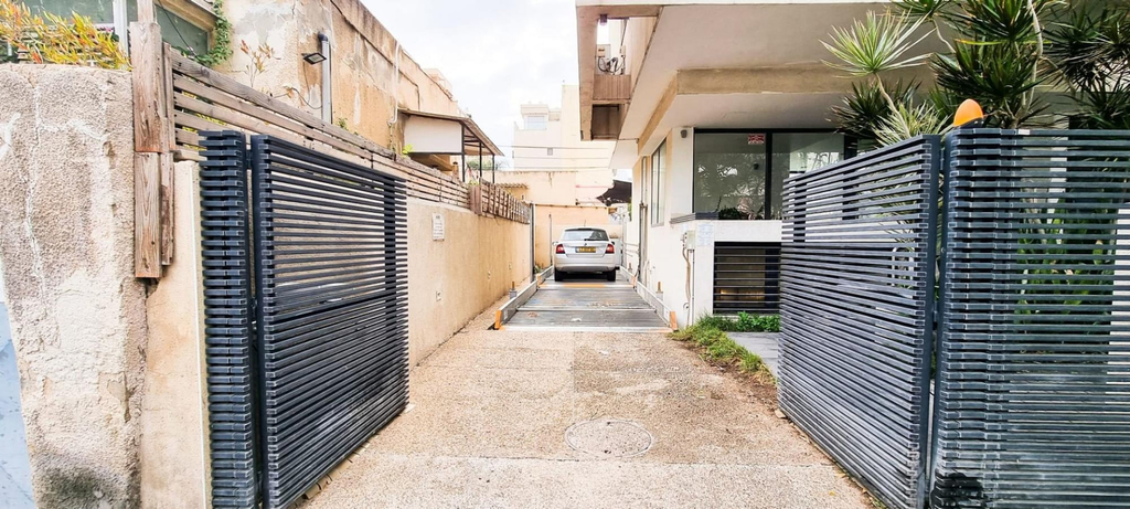 Others 5, Kalisher Ophrys in Tel Aviv-yafo