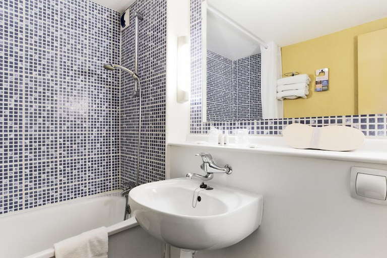 Bathroom 4, Kyriad Angers Sud - Les Ponts De Cé, Maine-et-Loire