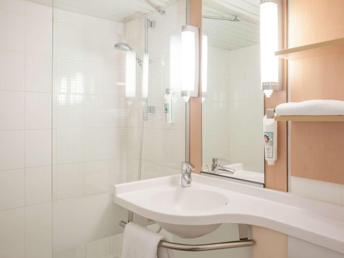 Bathroom 4, ibis Paris Maine Montparnasse 14ème, Paris