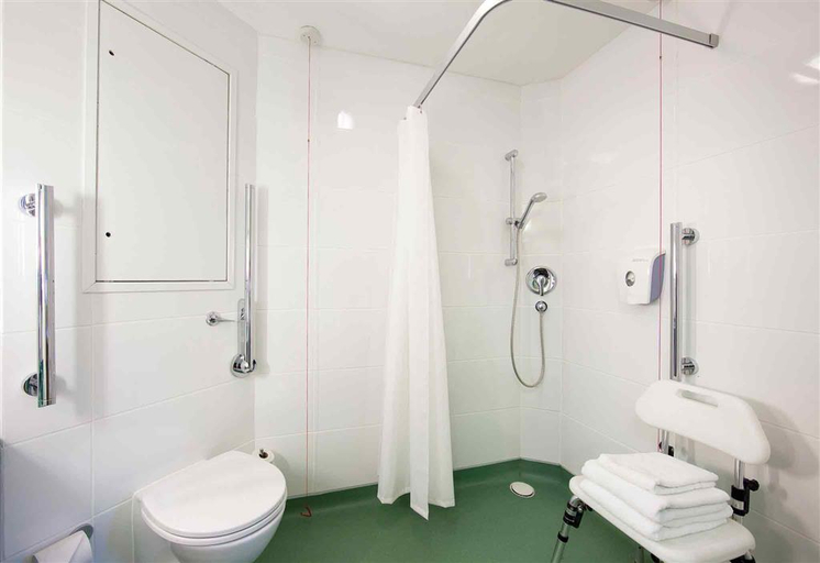 Bathroom 4, ibis Glasgow City Centre - Sauchiehall Street, Glasgow