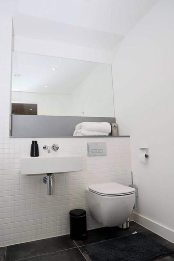 Bathroom 2, Charming 3-bed Apartment in London, London