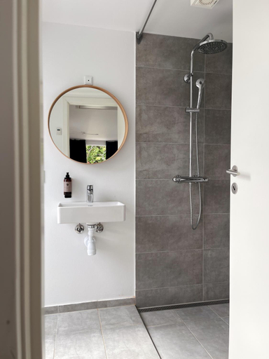 Bathroom, Kirsebærkroen - The Inn Between, Vordingborg