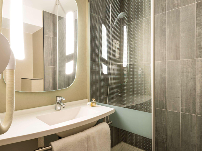 Bathroom 3, ibis Paris Gare du Nord Chateau-Landon, Paris