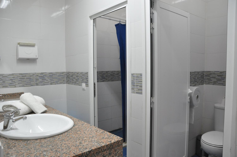 Bathroom 2, Place Polonia, Lisbon