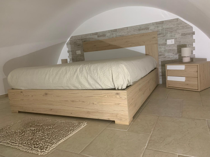 Others 4, Suite iris0211, Taranto