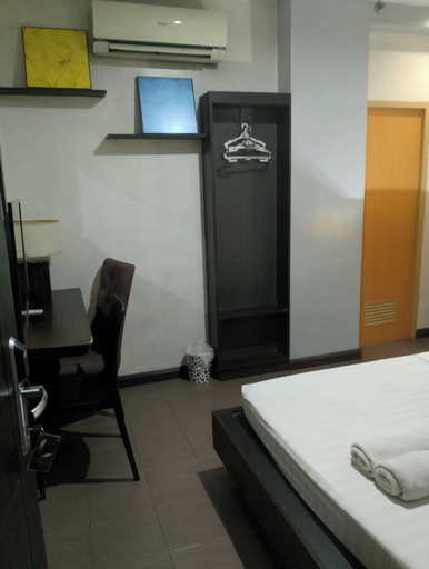 Bedroom 3, Lorenzzo Suites Hotel, Makati City