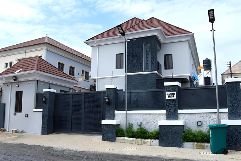 Exterior & Views
