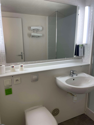 Bathroom 4, Kyriad Direct Montpellier - La Peyrière, Hérault