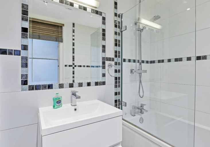 Bathroom 4, Central Lanes Pad - Moments From the Seafront and Royal Pavillion, Brighton and Hove