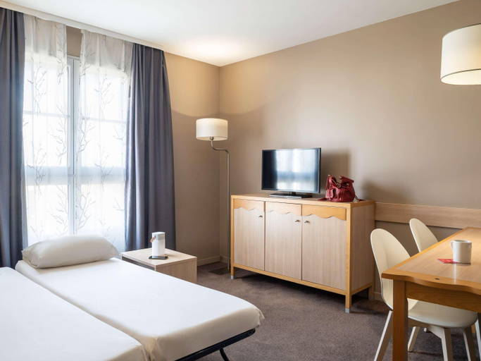 Bedroom 3, Aparthotel Adagio Val d'Europe nr Disneyland Paris, Seine-et-Marne