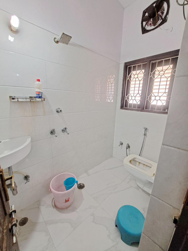 Bathroom 4, Shivansh stays, Varanasi
