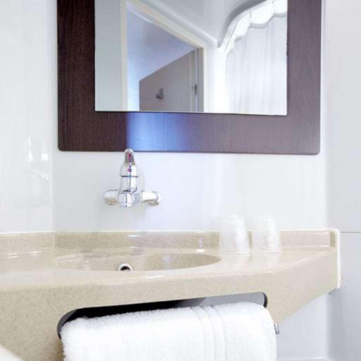 Bathroom 5, Premiere Classe Lille Ouest - Lomme, Nord