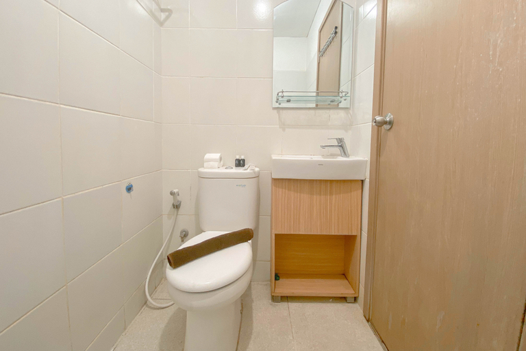 Bathroom 2, Modern Studio Apartment at Cordova Edupartment Semarang By Travelio, Semarang