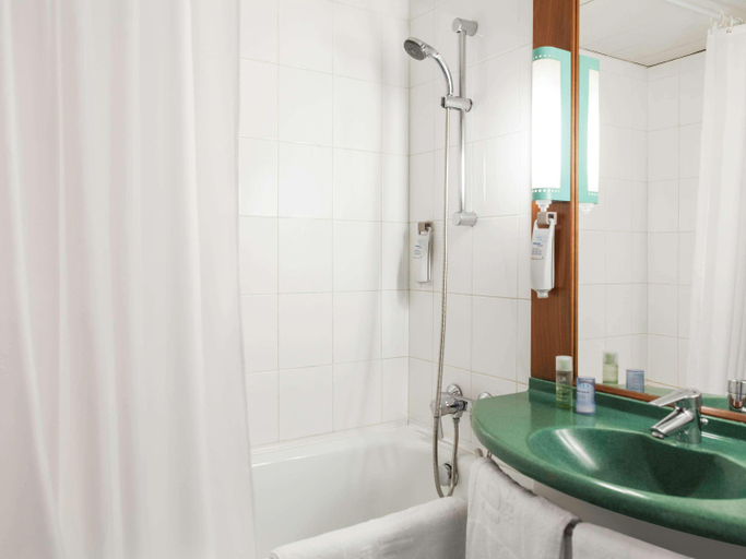 Bathroom, ibis Douala, Wouri