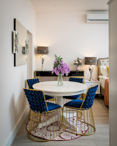 Others 3, Designer 1-bedroom in Kensington, London