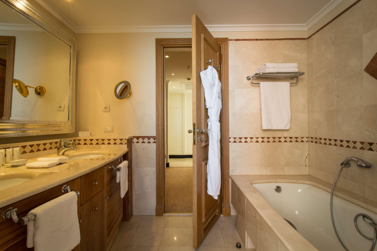 Bathroom 5, Kempinski Hotel Bahia Marbella Estepona, Málaga