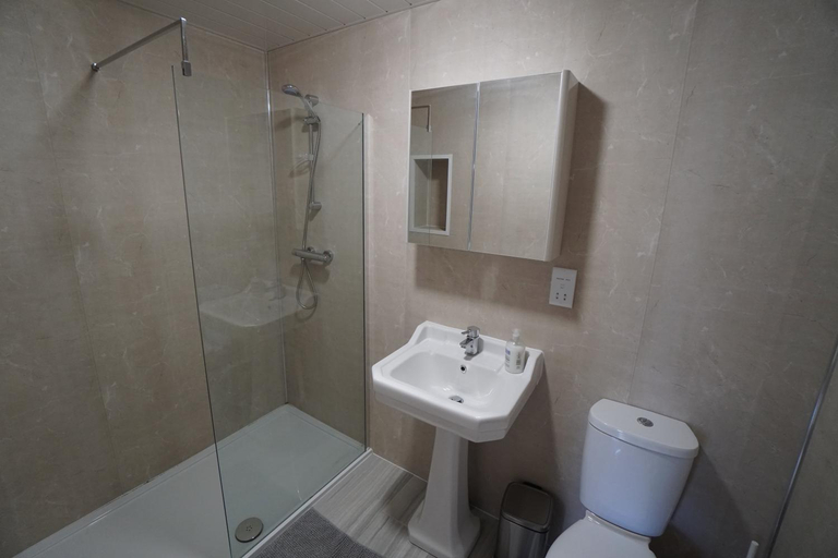 Bathroom 3, Arbourfield Lodge, Derby