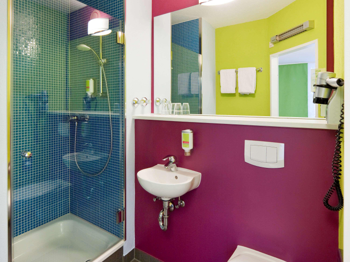 Bathroom, ibis Styles Duesseldorf Neuss, Rhein-Kreis Neuss