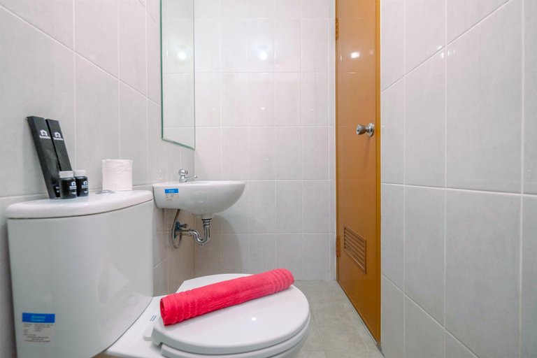Bathroom 5, Comfort 1BR at Royal Heights Apartment By Travelio, Bogor