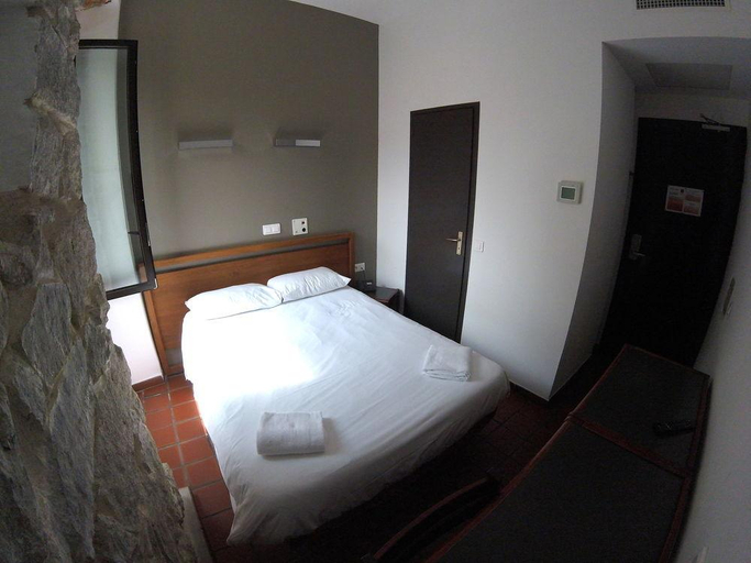 Bathroom 4, Kalliste, Corse-du-Sud