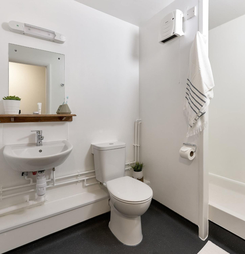 Bathroom 2, For Students Only Host Northernhay House Exeter, Devon