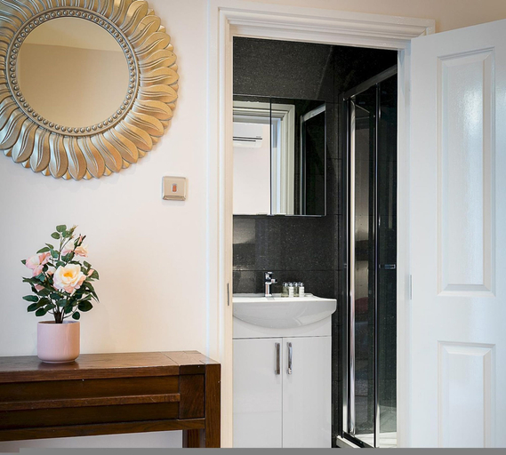 Bathroom 2, Designer 1-bedroom in Kensington, London
