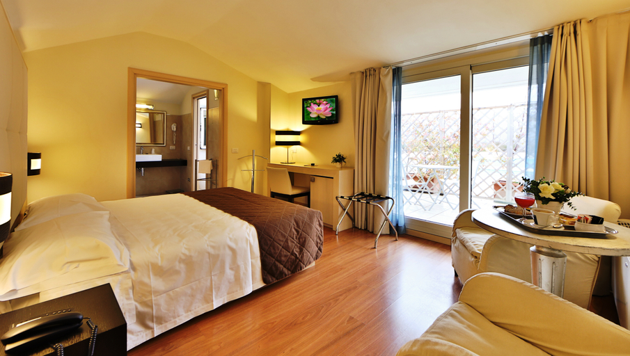 Bedroom 4, Regal Hotel & Apartments, Brescia