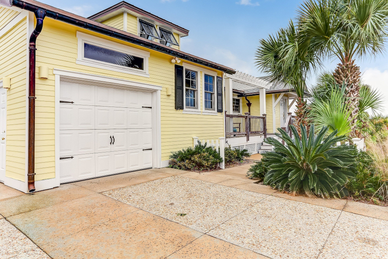 Exterior & Views 2, Ocean Ave Spacious Seaside Cottage by RedAwning, Nassau