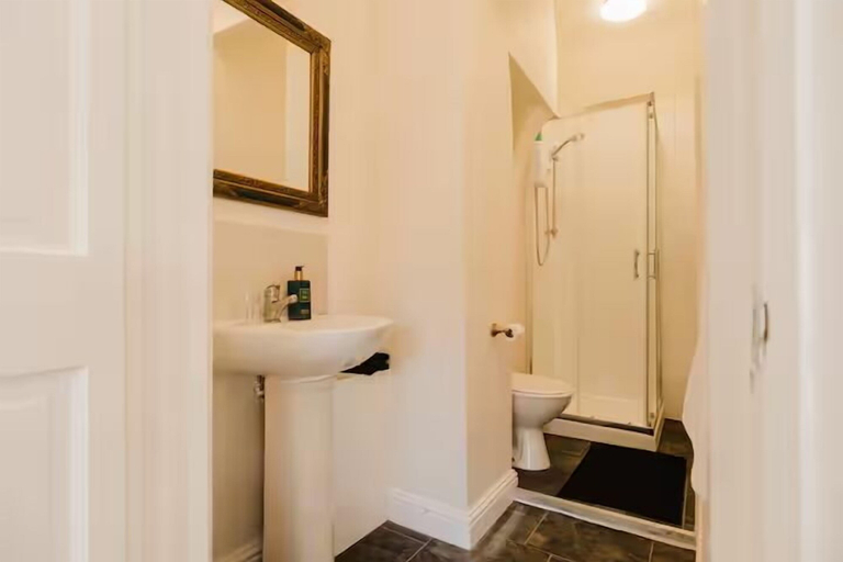 Bathroom 3, Idyllic Foodie Retreat above Silks Pub, Wiltshire