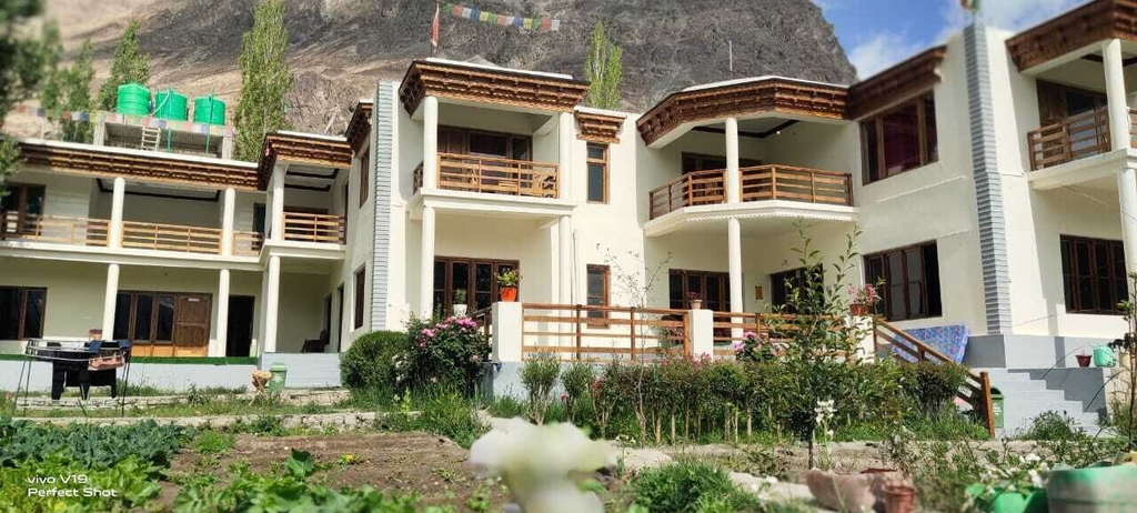 Exterior & Views