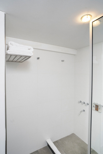 Bathroom 5, Hotel Tolosa, Biedma