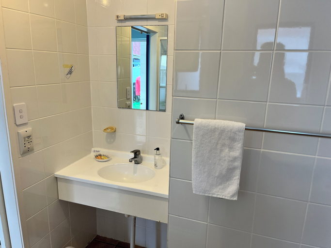 Bathroom 4, Marlin Court Motel, Far North