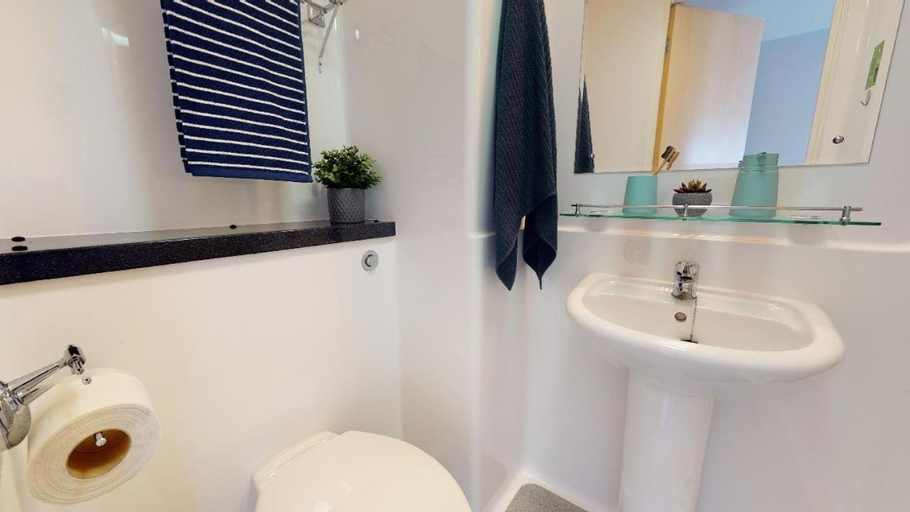 Bathroom 2, For Students Only - iQ Leeds 20 Min to City Centre, Leeds