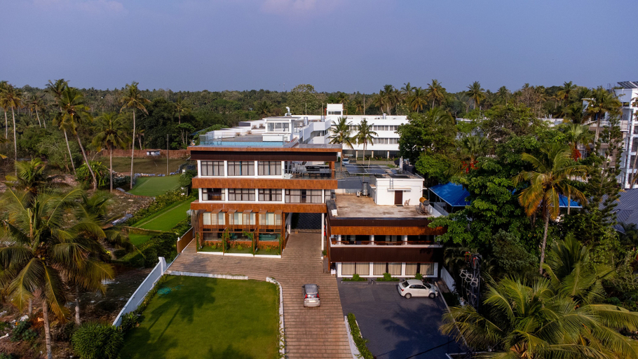 Exterior & Views
