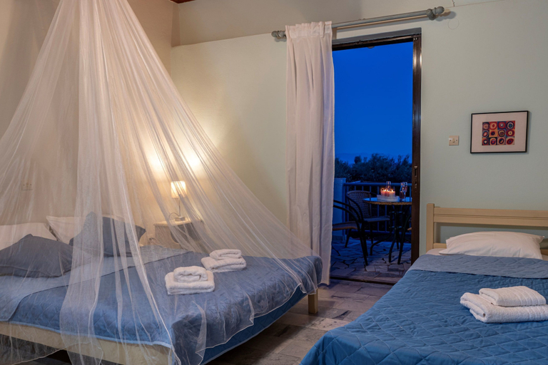 Room 2, Cozy Summer Retreat - Perfect Location BBQ, Peloponnese