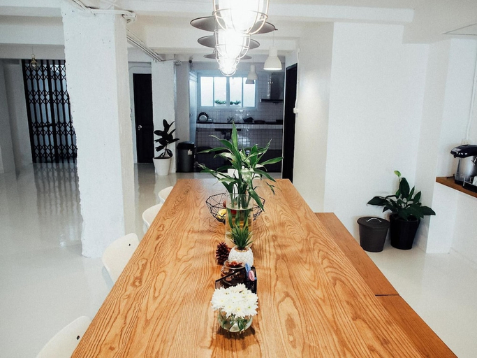 Others 4, Varmtel, Khlong San
