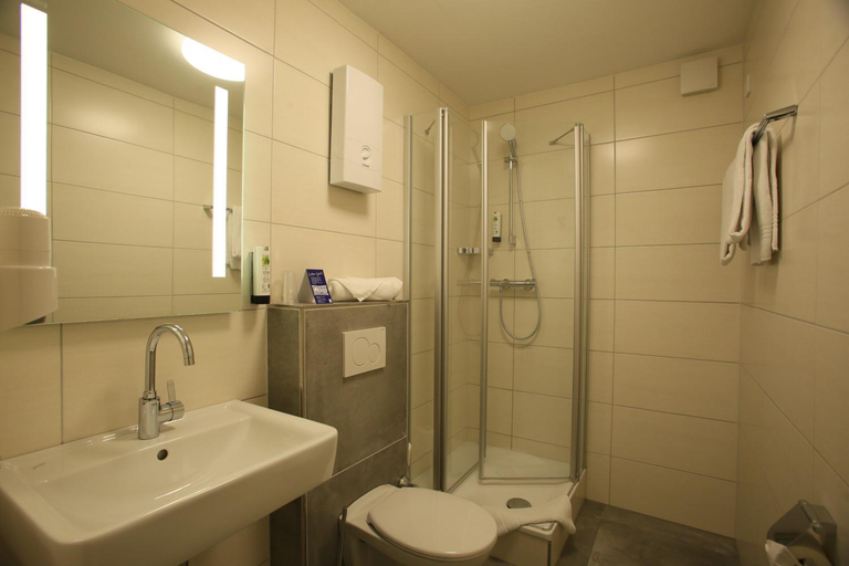 Bathroom 3, Hotel Munchner Hof, Herford