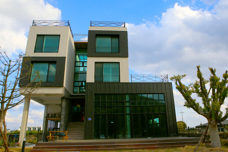 Exterior & Views