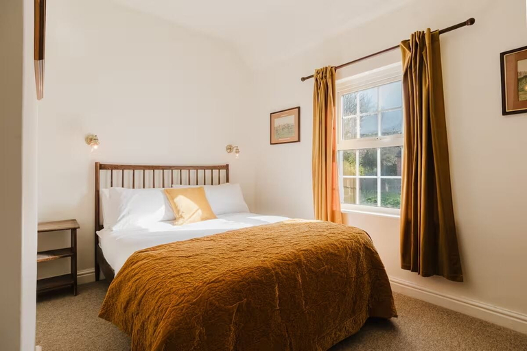 Others 3, Stunning Room Above Amazing Silks Pub, Wiltshire