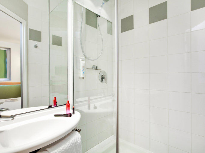 Bathroom, ibis budget Clermont Ferrand Centre Montferrand, Puy-de-Dôme