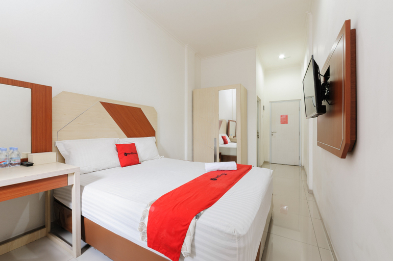 Bedroom 5, RedDoorz @ Jatiwaringin near Exit Toll Pondok Gede, Bekasi