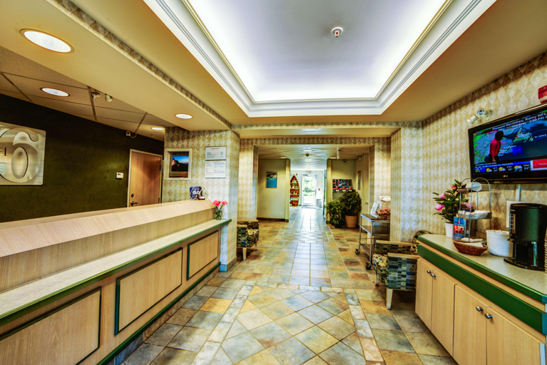 Public Area 2, Motel 6 Huntsville, ON, Muskoka
