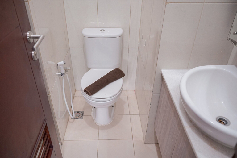Bathroom 3, Comfy And Minimalist 2Br At Asatti Apartment, South Tangerang