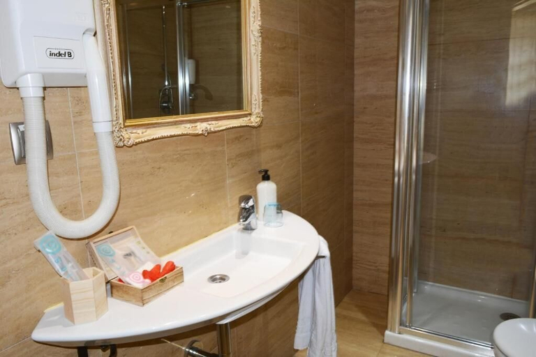 Bathroom 4, HOTEL CABALLERO ERRANTE, Madrid