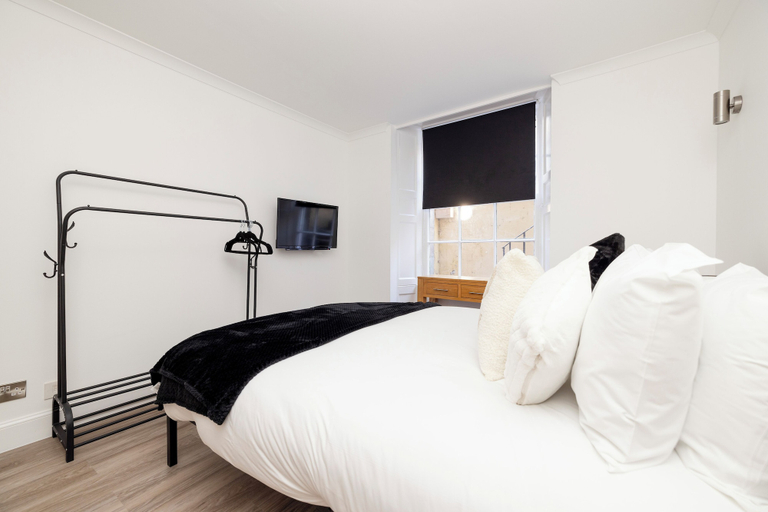 Bedroom 3, JOIVY 3BR Flat in Haymarket with Free Parking, Edinburgh