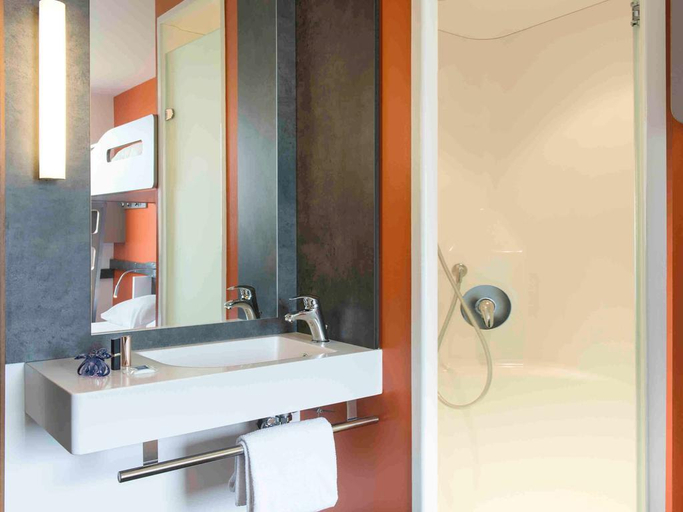 Bathroom 4, ibis budget Airport Lyon Saint-Exupery, Rhône
